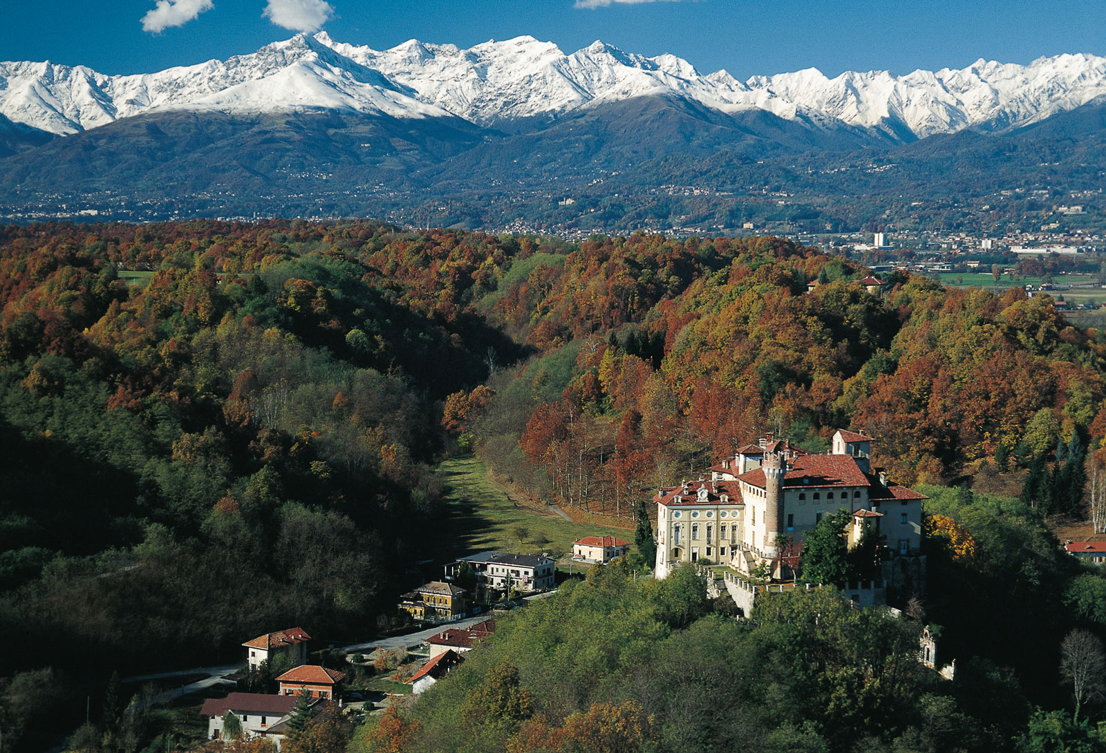 Il Castello di Castellengo con le Alpi innevate sullo sfondo